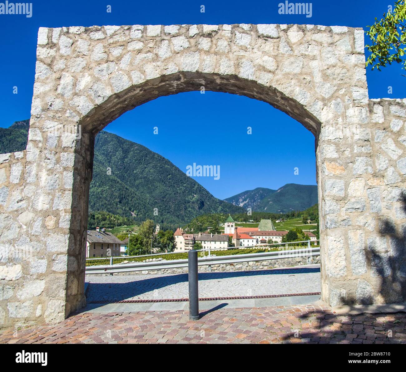ingresso dell'antico edificio dell'abbazia di novacella, in italia, tirolo, storico monastero alpino, con bellissimi vigneti, produttore di vino Foto Stock