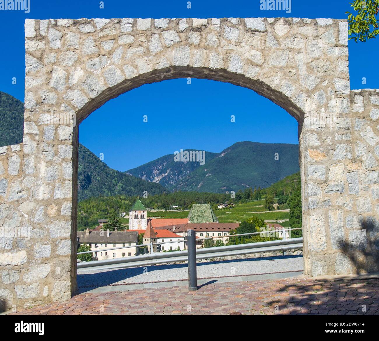 ingresso dell'antico edificio dell'abbazia di novacella, in italia, tirolo, storico monastero alpino, con bellissimi vigneti, produttore di vino Foto Stock