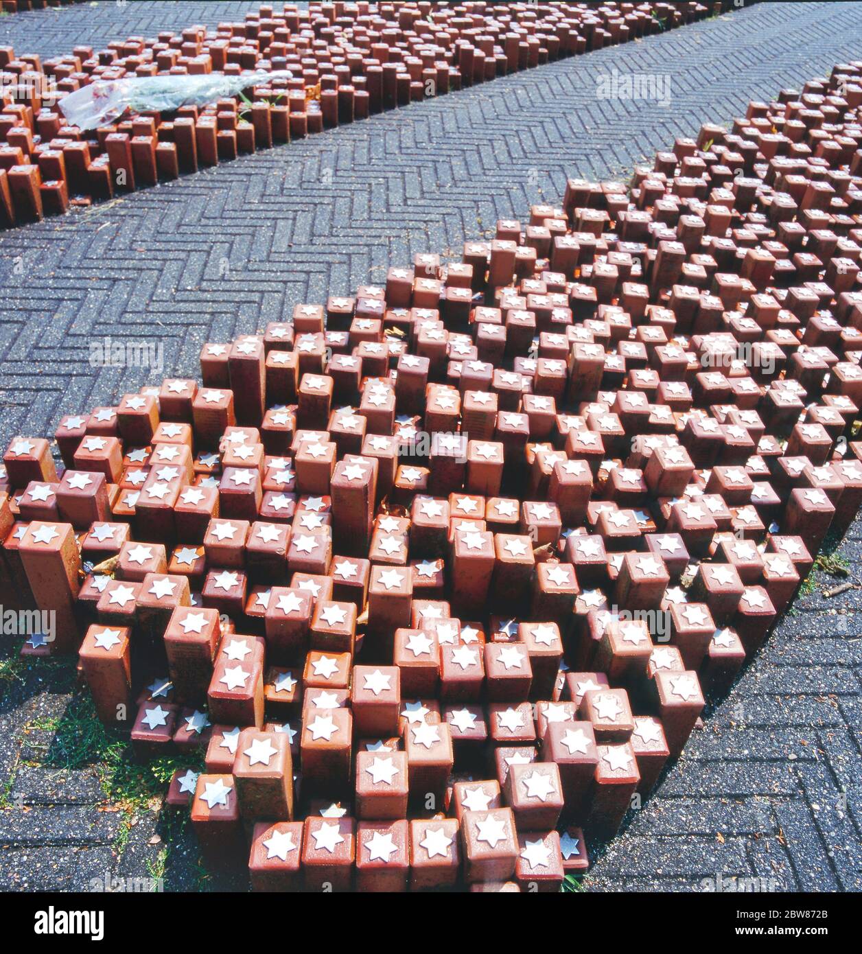 Monumento in memoria delle vittime dell'ex campo di Westerbork. Più di centomila ebrei sono stati deportati dal campo di transito di Westerbork. Foto Stock