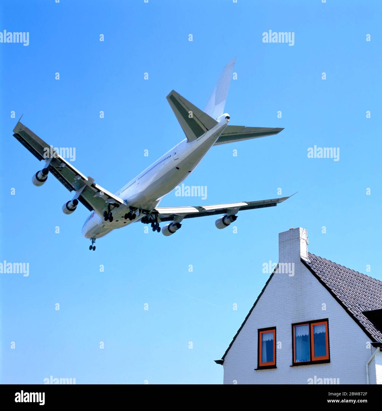 Avvicinamento della pista Schiphol in aereo verso le case in avvicinamento per Amsterdam Schiphol Airpoert, Paesi Bassi Foto Stock