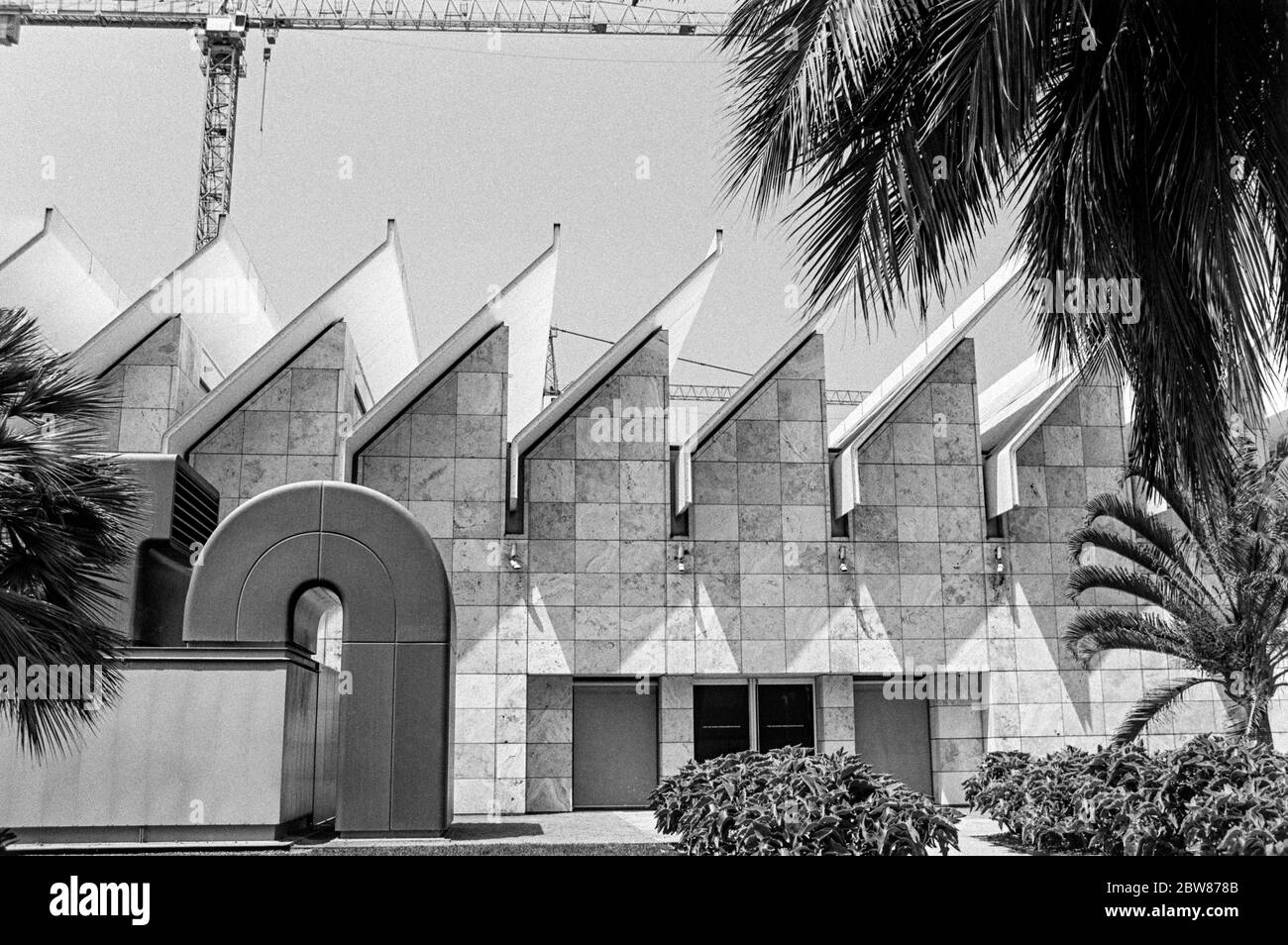 Edificio bianco e nero nel centro di Los Angeles Vicino a la Brea Tar Pits, tetto angolato e gru da costruzione Foto Stock