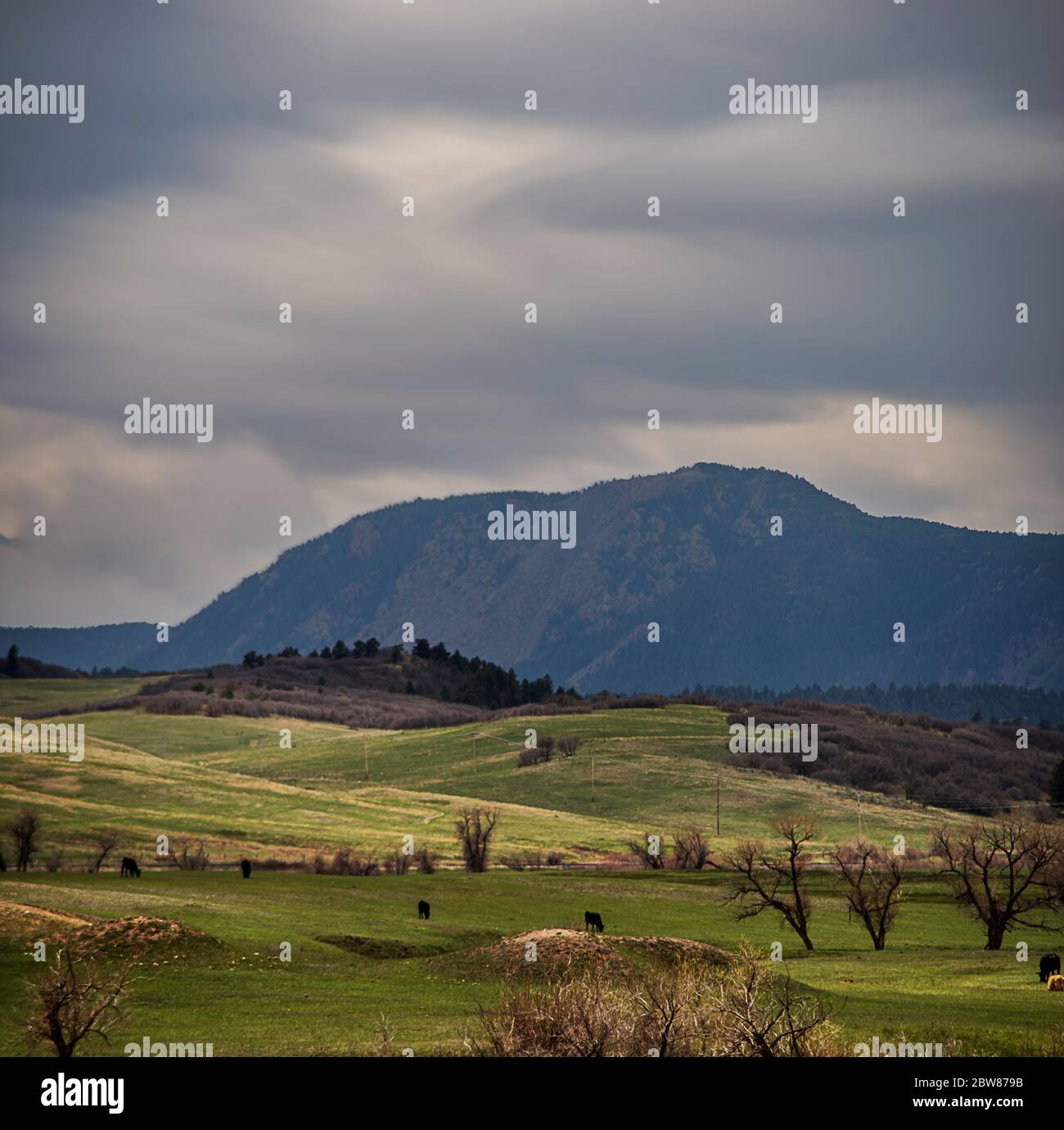 Colorado Mountains, pascoli e terreni agricoli durante una tempesta di pioggia vicino alla Groenlandia, Colorado Foto Stock