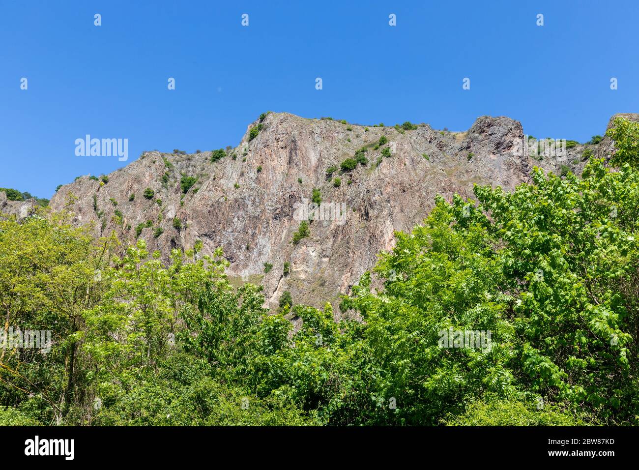 Vista panoramica del massiccio roccioso Rotenfels vicino a Bad Muenster am Stein Ebernburg sul fiume Nahe Foto Stock