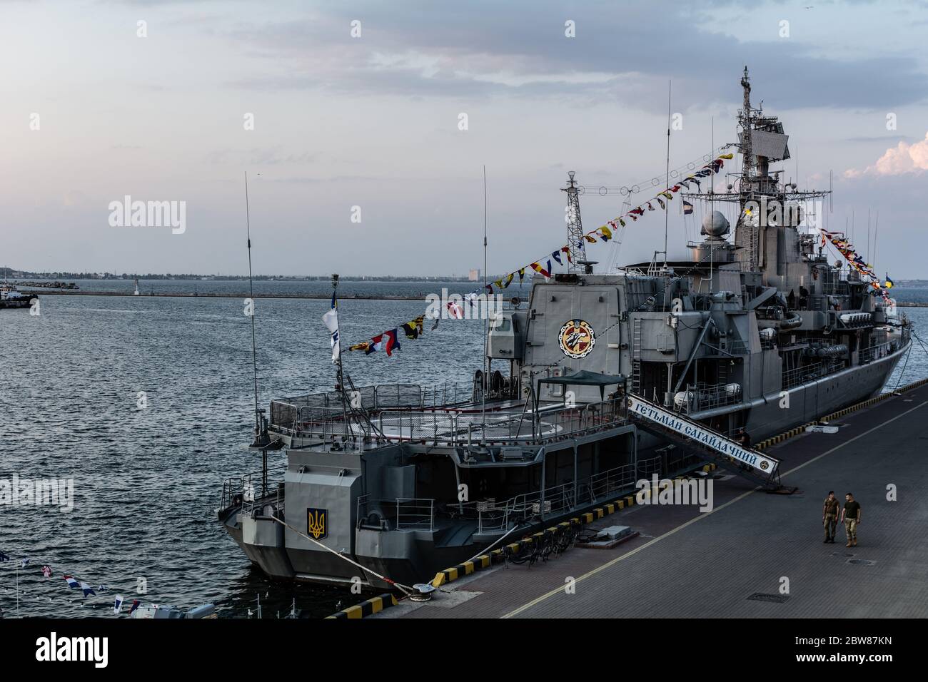 Odessa, Porto Marittimo, Ucraina - Agosto, 23, 2019: Incrociatore militare Hetman Sagaidachny alla guardia dell'Ucraina. Foto Stock