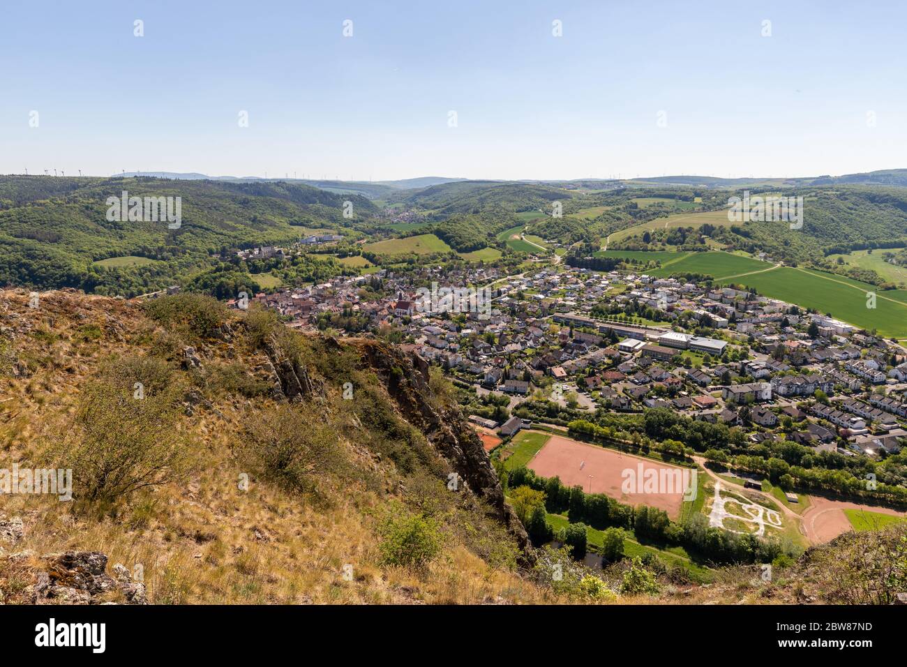 Vista ad alto angolo dai Rotenfels di Bad Muenster am Stein Ebernburg con rocce in primo piano Foto Stock