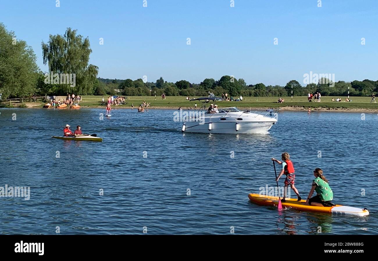 La gente gode del buon tempo sul Tamigi a Bourne End in Buckinghamshire, come si ricorda al pubblico di praticare la distanza sociale a seguito del rilassamento delle restrizioni di blocco. Foto Stock