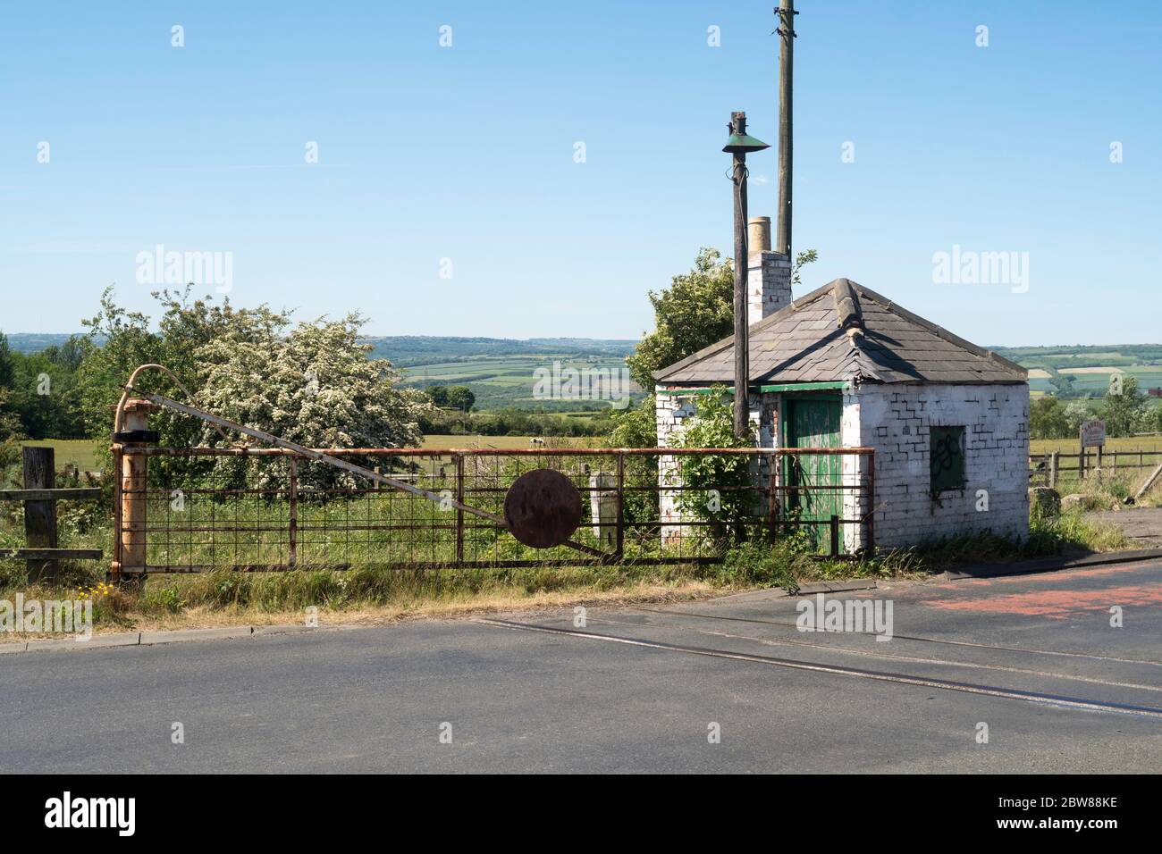 Un passaggio a livello con cabina di gateman sulla ferrovia a corda Bowes trainato a Eighton Banks a Gateshead, Inghilterra, Regno Unito Foto Stock