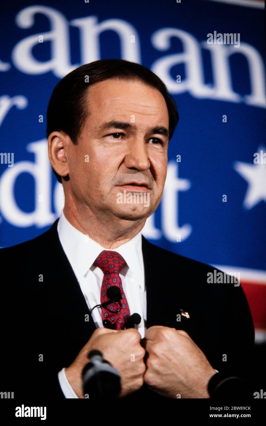 1992 il candidato presidenziale repubblicano Pat Buchanan parla ad un raduno di campagna a Marietta, Georgia. Foto Stock