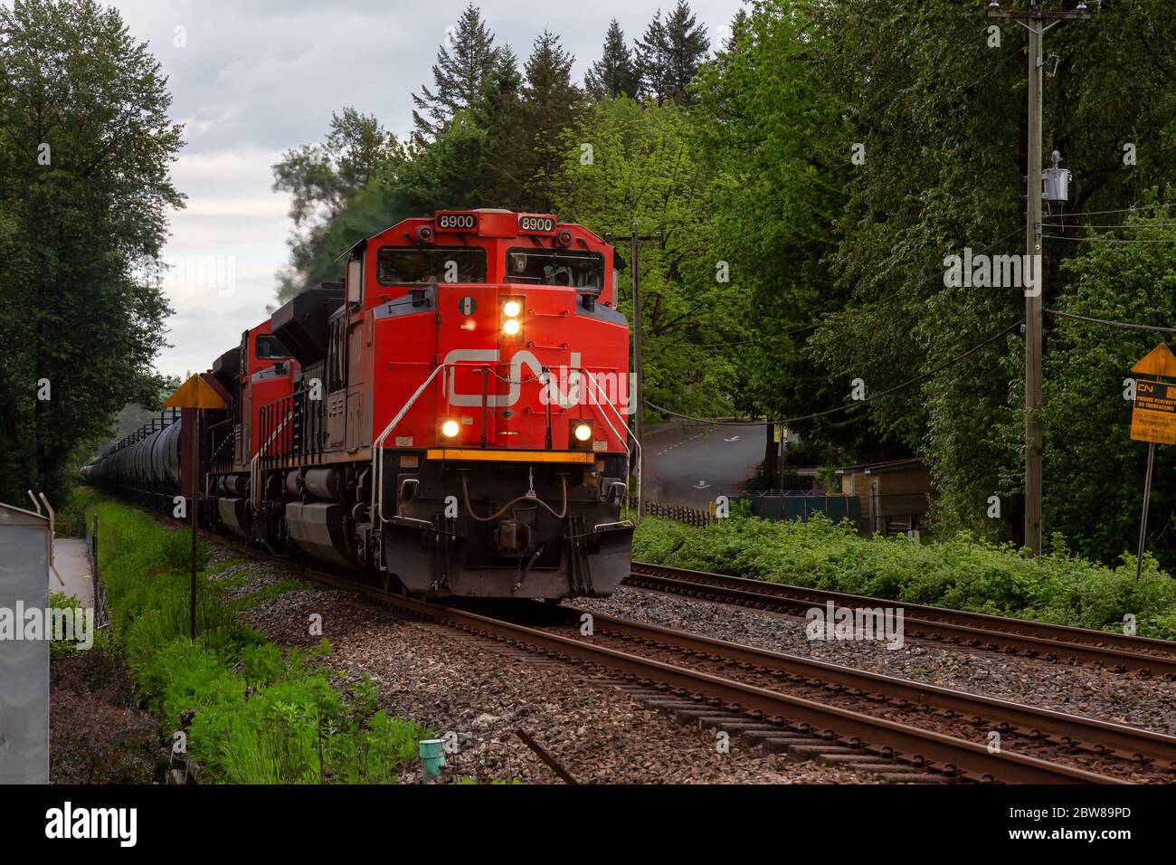 Canadian National Railway Train che passa attraverso un incrocio Foto Stock