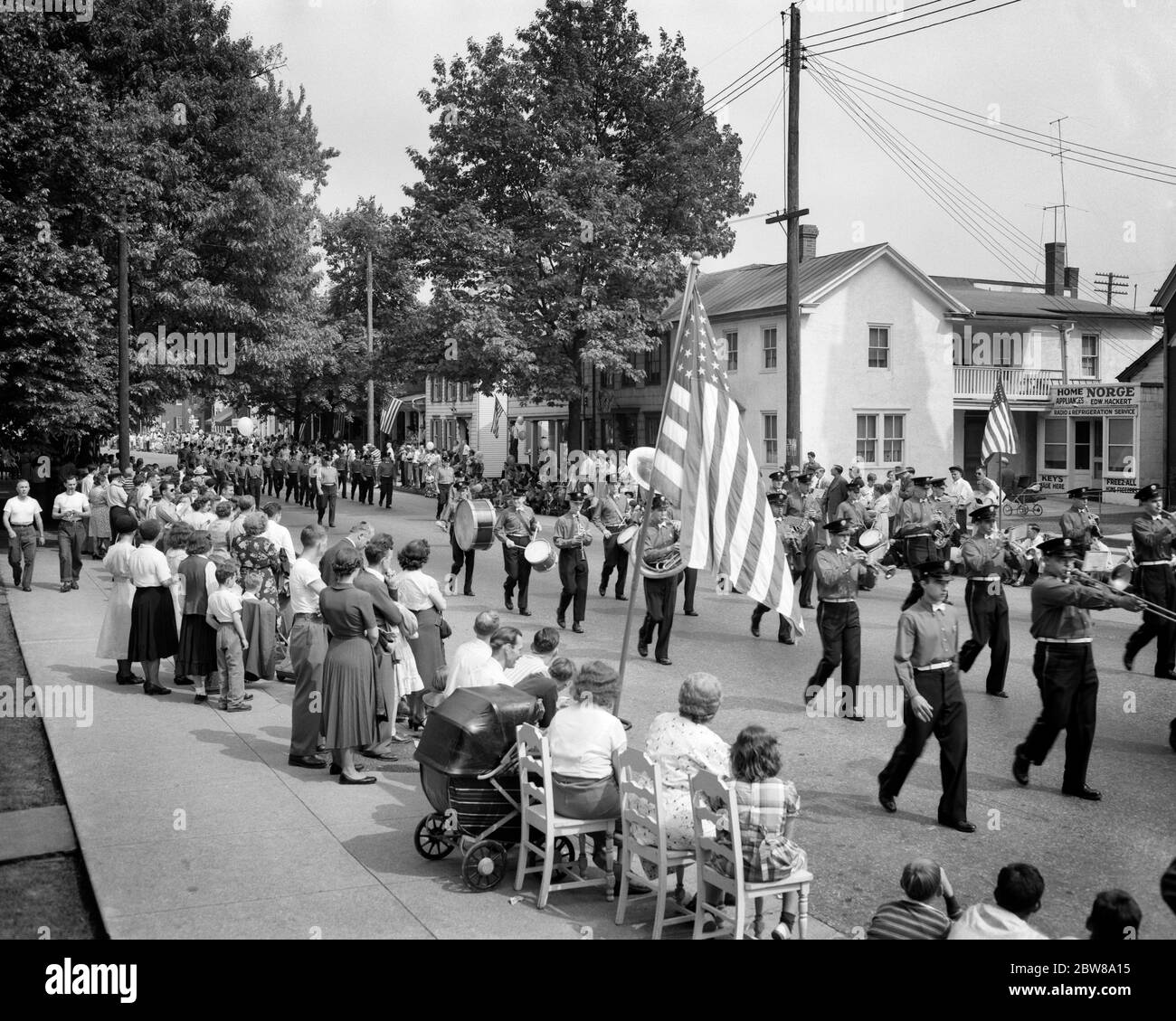 1950S QUARTO DI LUGLIO PARADE SMALL TOWN AMERICA MARCHING BAND MOUNT JOY PENNSYLVANIA USA - P927 HEL001 HARS FLAGS LAVORO DI SQUADRA MARCIA GIOIA STILE DI VITA SANO MUSICISTA CELEBRAZIONE FOLLE FEMMINE ASSEMBLEA RURALE CASA VITA NAZIONALE STATI UNITI COPIA SPAZIO AMICIZIA FULL-LENGTH SIGNORE MASSA PERSONE ISPIRAZIONE QUARTO STATI UNITI D'AMERICA MASCHI INTRATTENIMENTO AMERICANA SPETTATORI B&W GATHERING NORTH AMERICA LIBERTÀ FELICITÀ NORD AMERICA ALTA ANGOLO RICREAZIONE ORGOGLIO 1776 MARZO STRUMENTO MUSICALE STELLE E STRISCE PICCOLA CITTÀ COOPERAZIONE MT. ROSSO BIANCO E BLU TRONA DI PARTECIPAZIONE AL TOGETHERNESS Foto Stock