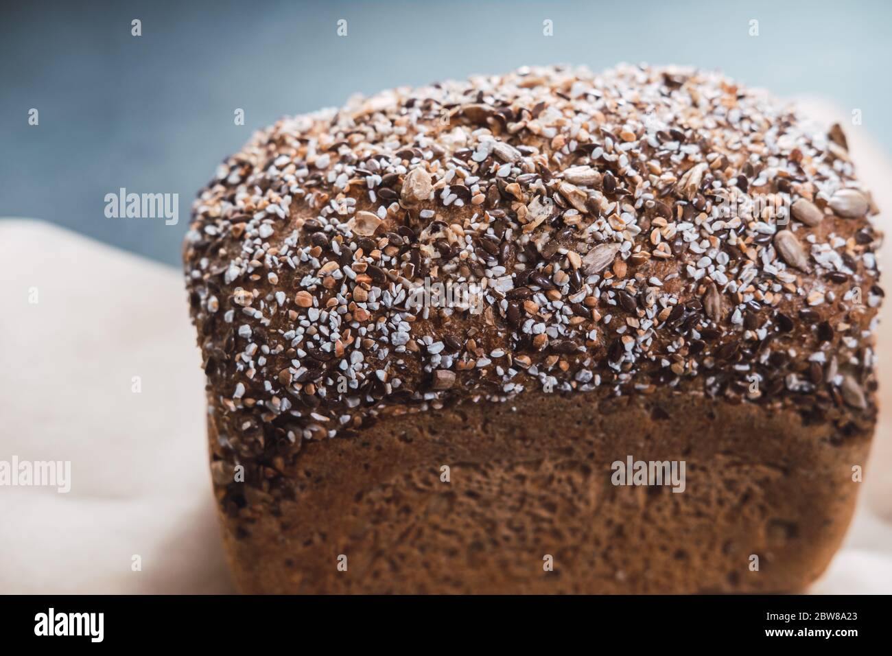 Primo piano vista del pane a grani multipli bio. Foto Stock