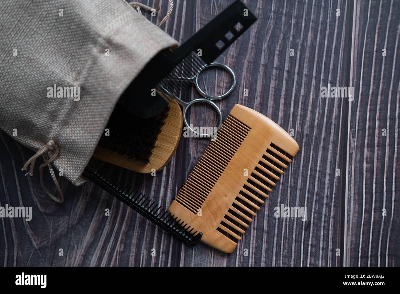 Borsa con strumenti per la cura della barba. Vista dall'alto. Disposizione piatta. Spazio di copia. Foto Stock