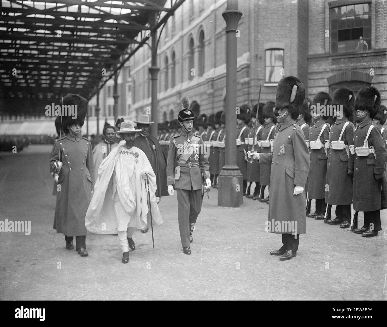 L'arrivo del reggente abissiniano . RAS Taari , erede apparente al trono di Abissinia , arrivò a Londra come ospite del governo britannico . RAS Tafari e il duca di York ispezionano la guardia d'onore all'arrivo a Victoria . 7 luglio 1924 Foto Stock