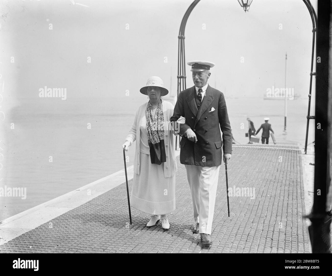 Società che si raduna a Cowes per la settimana di Regata . Sir William e Lady Portal . 25 luglio 1925 Foto Stock