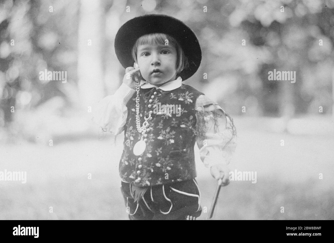 Nuova fotografia del giovane Principe ereditario di Jugoslavia il Principe ereditario di Jugoslavia , che ha recentemente celebrato il suo terzo compleanno , nel tipico costume di gala di un contadino sloveno 17 ottobre 1925 Foto Stock