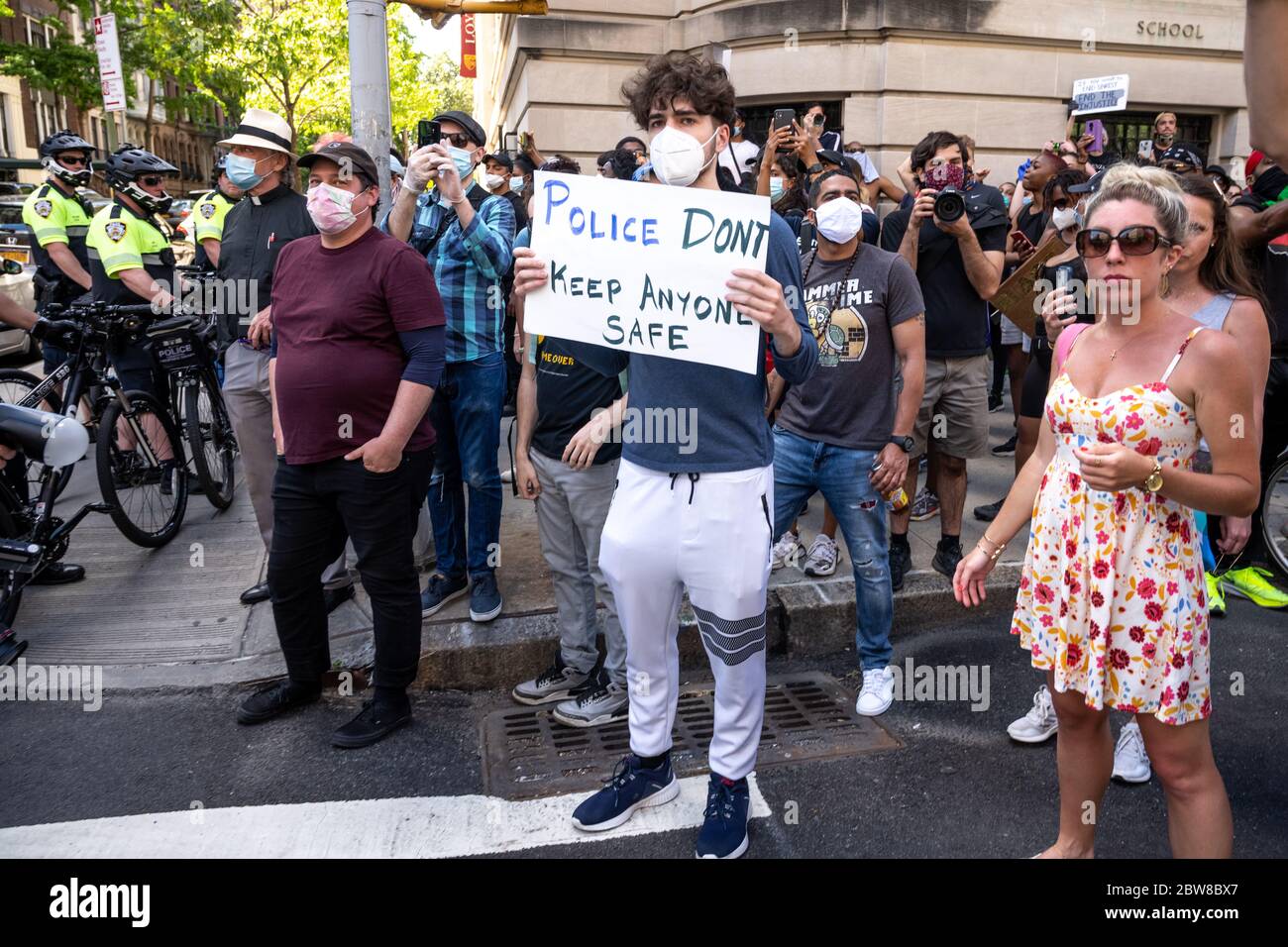 New York, Stati Uniti. 30 maggio 2020. I manifestanti si marciano nell'Upper East Side di New York per protestare contro la brutalità della polizia dopo la morte di George Floyd per mano della polizia di Minneapolis. Credit: Enrique Shore/Alamy Live News Foto Stock