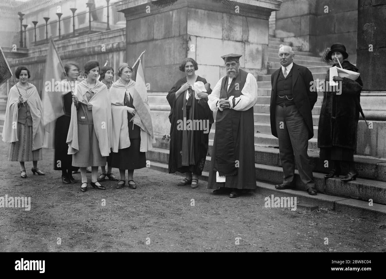 Vescovo di Exeter in un'assemblea internazionale degli studenti il Vescovo di Exeter ha presieduto un'Assemblea internazionale degli studenti al Teatro Botanico , University College , Londra , allo scopo di firmare la ' Declrazione di Ginevra' il Vescovo di Exeter che riceveva il contingente inglese . Accanto al Vescovo si trova la signorina Henrietta Leslie , la nota romanziera , che fu l'inventore 30 aprile 1925 Foto Stock