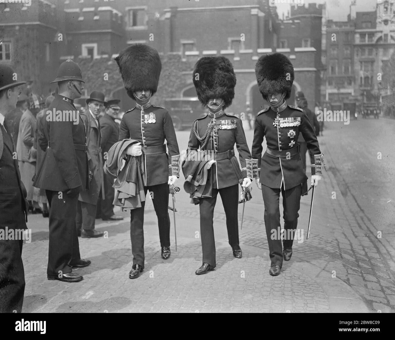 Re detiene Levee al Palazzo di San Giacomo. Col Campbell , VC , (sinistra) e col Mackenzie Rogan . 25 maggio 1925 Foto Stock