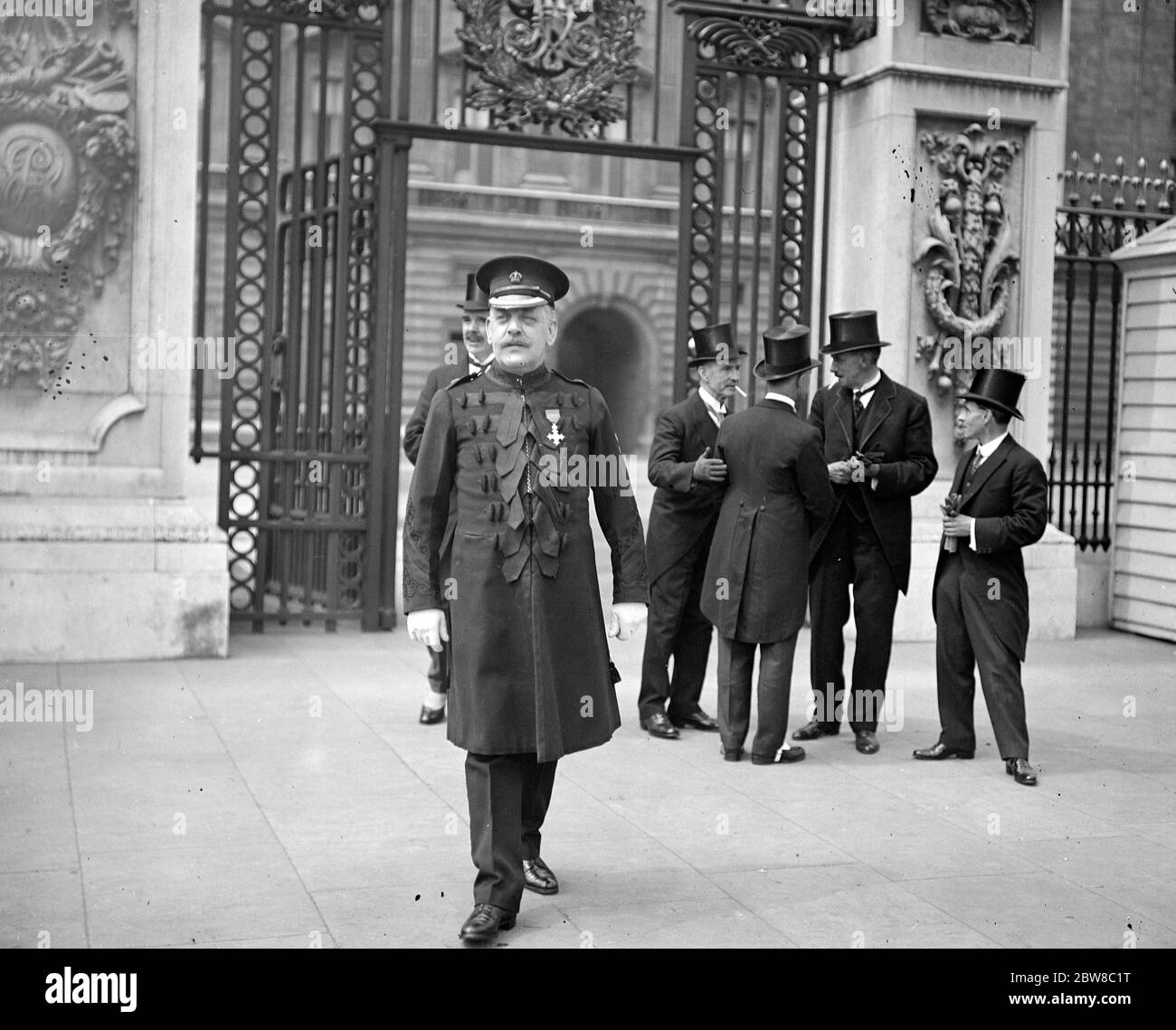 Seconda investitura a Buckingham Palace . Supt Lewis ( MBE ) della polizia di Manchester City che lascia il Palazzo martedì . 13 luglio 1926 Foto Stock