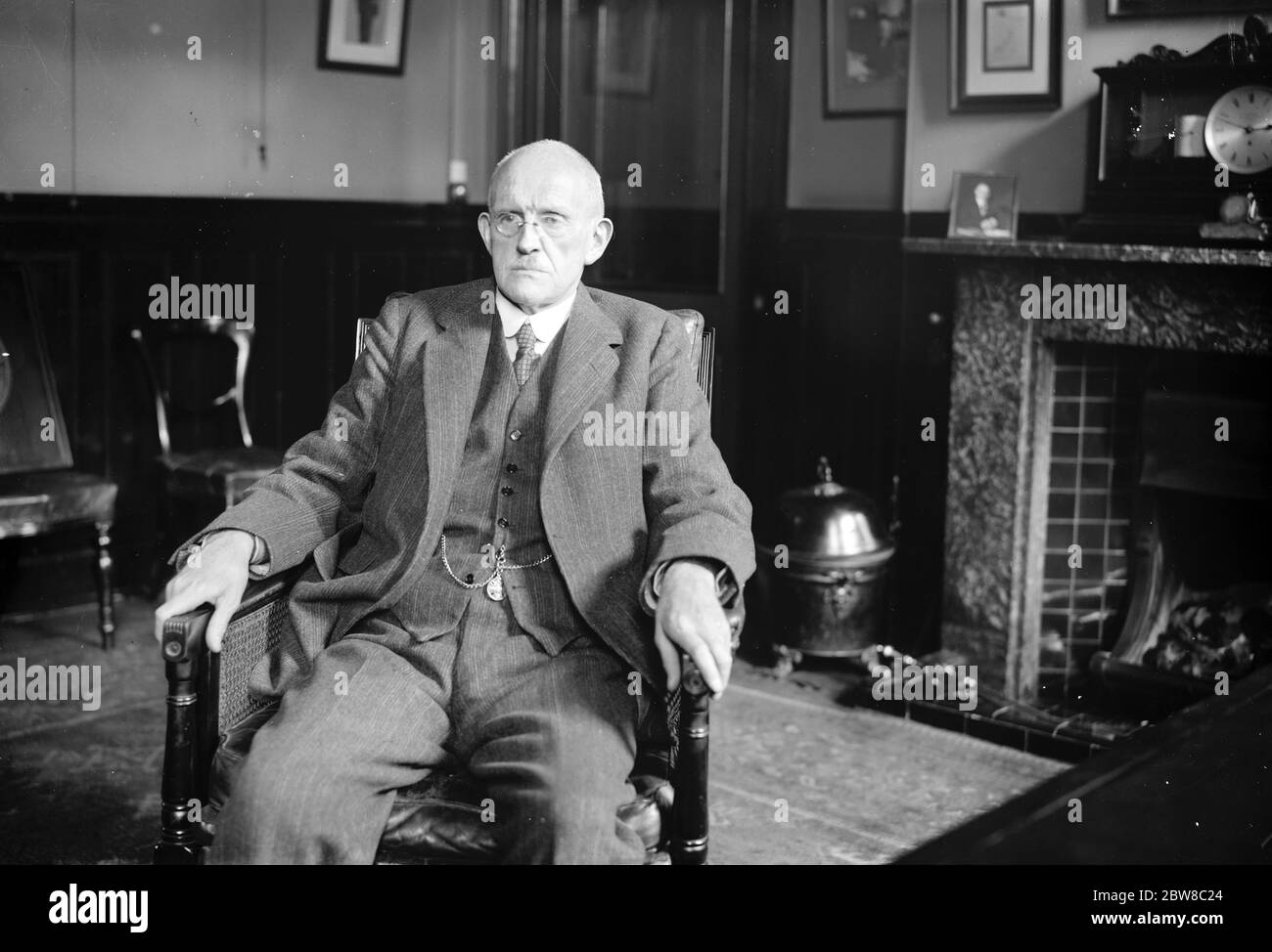 Il sig. H G Burgess, che si ritrae dalla direzione generale della L M e S Railway. 27 ottobre 1926 Foto Stock