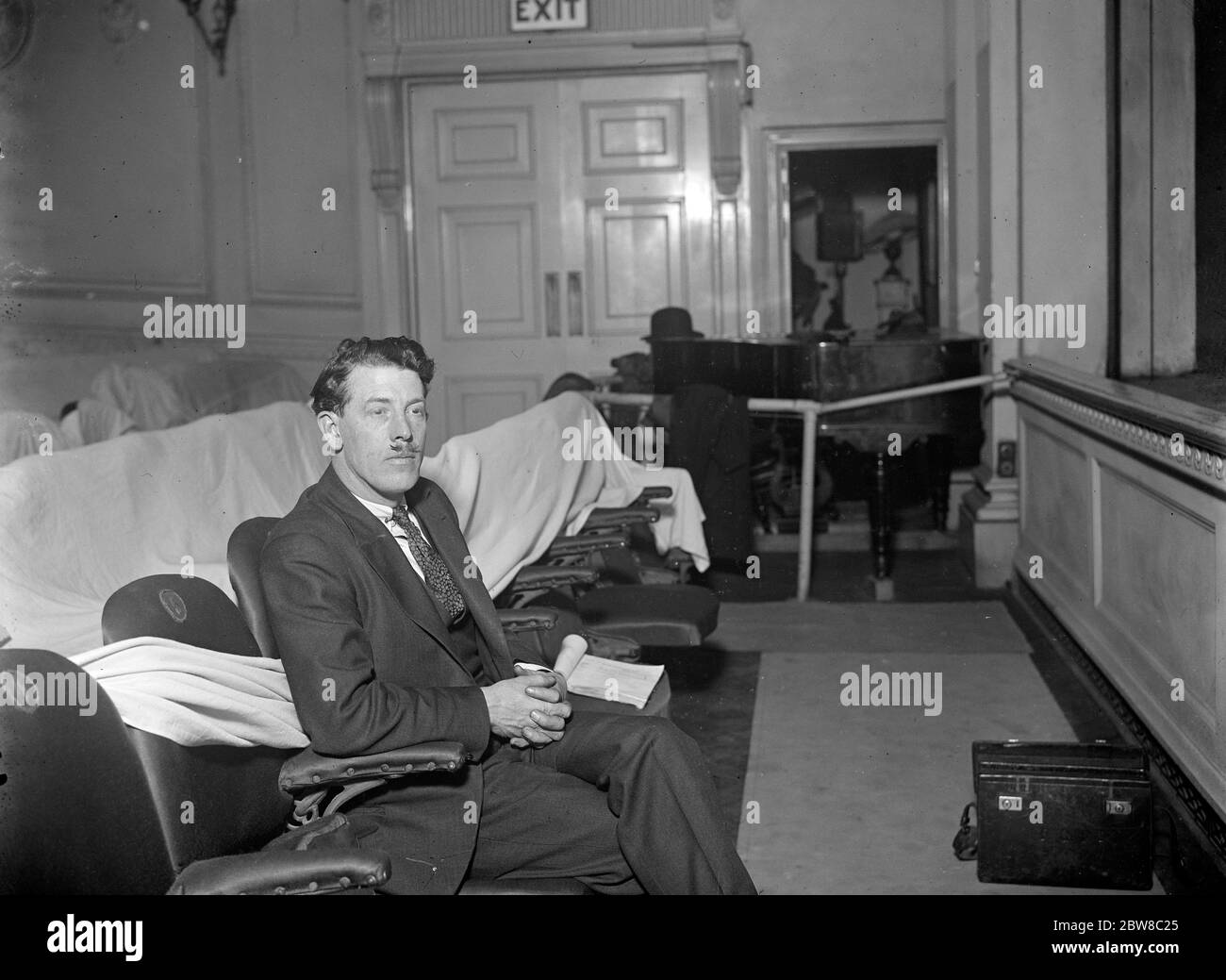 ' Madre di Perla' da produrre al Little Theatre. Charles Morrell ( T Fenton ) , l' autore . 6 maggio 1927 Foto Stock