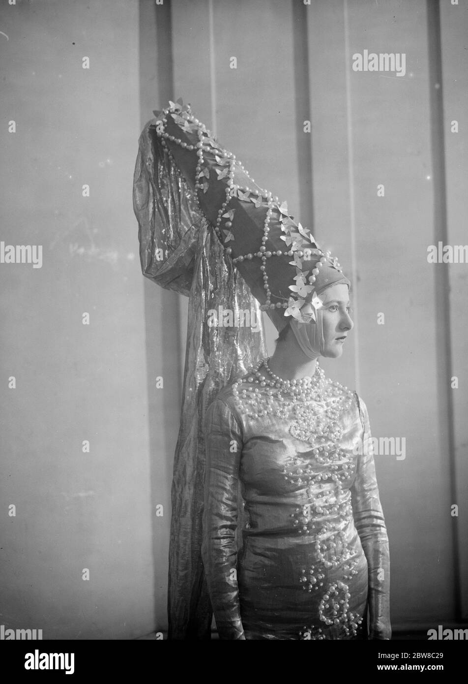 Concorso di ' amanti di tutte le età' al nuovo teatro . La sig.na Baba Beaton come' Heloise' , che indossa un discorso impressionante . 6 maggio 1927 Foto Stock