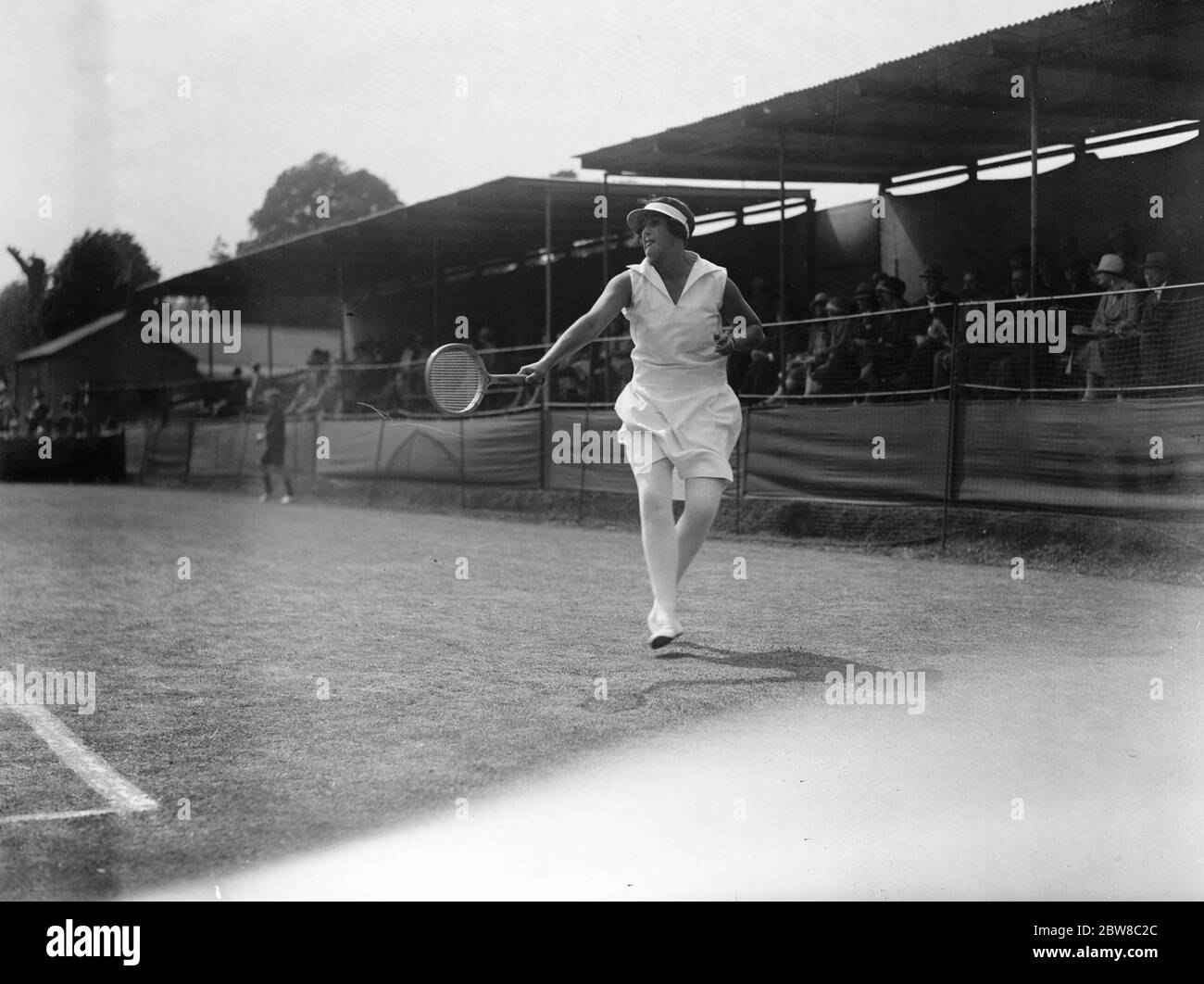 Campionati di tennis del Surrey a Surbiton . Miss Peggy Saunders in gioco . 19 maggio 1927 Foto Stock