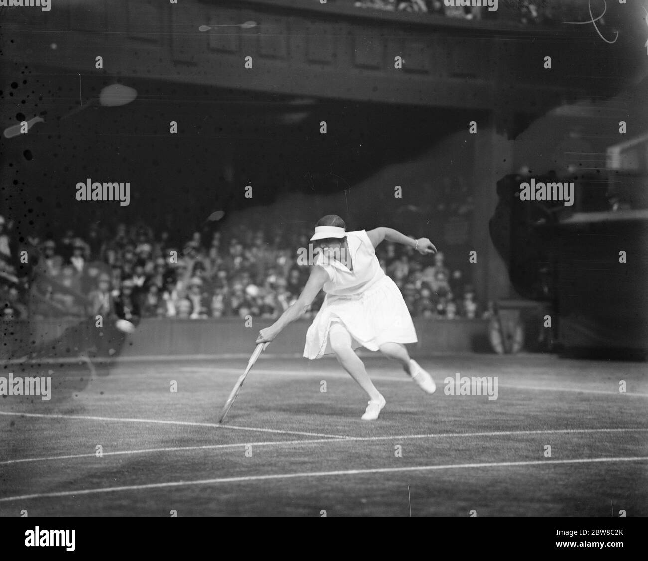 Tennis in prato a Wimbledon . La sig.na Eileen Bennett in gioco . 24 giugno 1927 Foto Stock