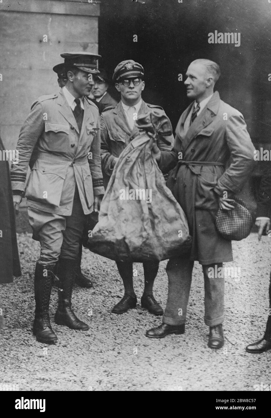 Il comandante Byrd e i suoi tre compagni arrivano alla Gare St Lazare dopo il loro volo transatlantico . Gli airmen di Ver sur Mer con la busta di posta che hanno consegnato in modo sicuro alla Prefettura . 2 luglio 1927 Foto Stock