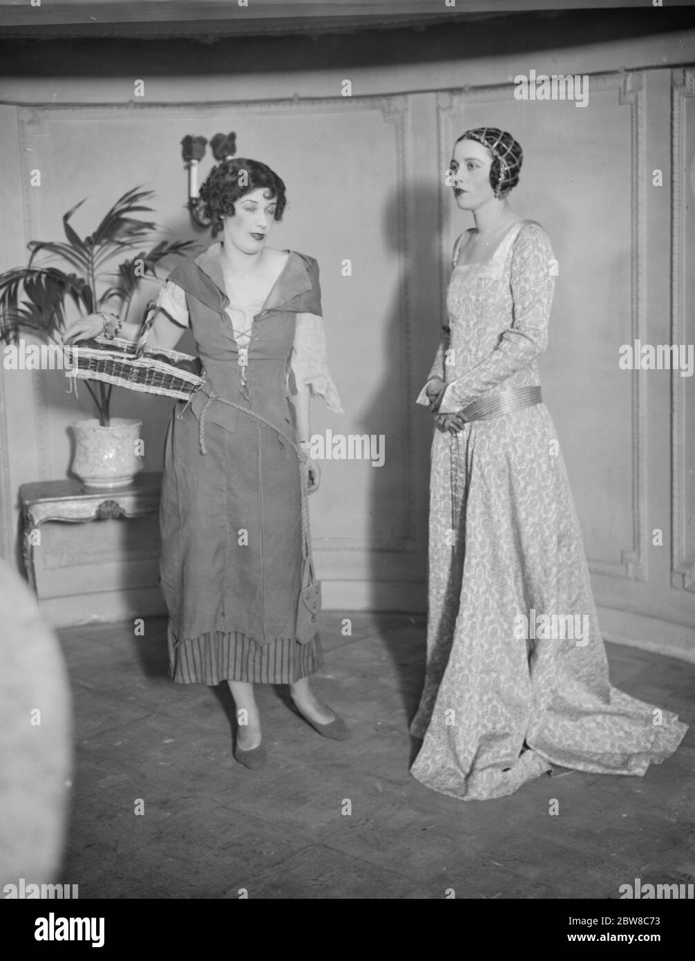 Concorso di amanti di tutte le età al nuovo teatro . Lady Loughborough come Beatrice e la signora Seeley come nell Gwynne . 6 maggio 1927 Foto Stock