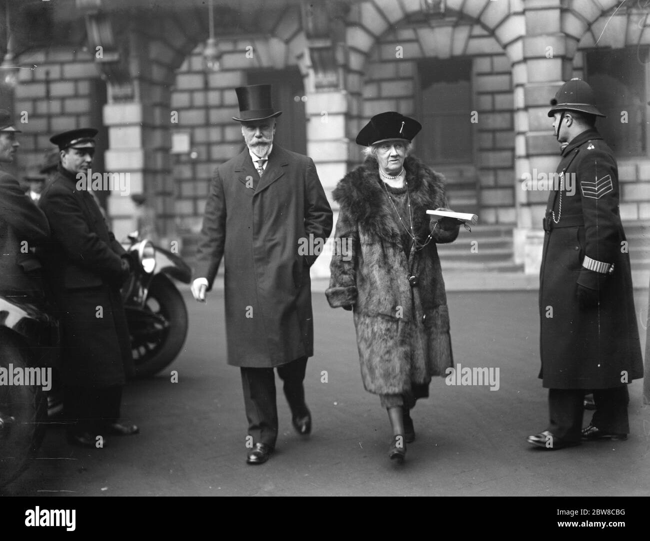 Mostra d'arte belga e fiamminga alla Royal Academy . Lord e Lady Ullswater che partono . 7 gennaio 1927 Foto Stock