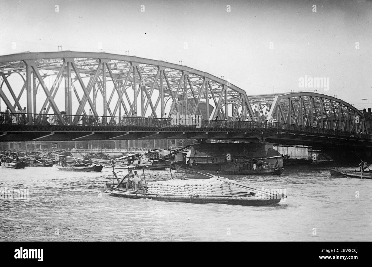Un ponte fortificato di Shanghai. Il grande nuovo ponte in acciaio attraverso Soochow Creek , Shanghai , che è stato fortificato da postazioni di mitragliatrici in vista di un possibile attacco all'accordo internazionale . 25 marzo 1927 Foto Stock