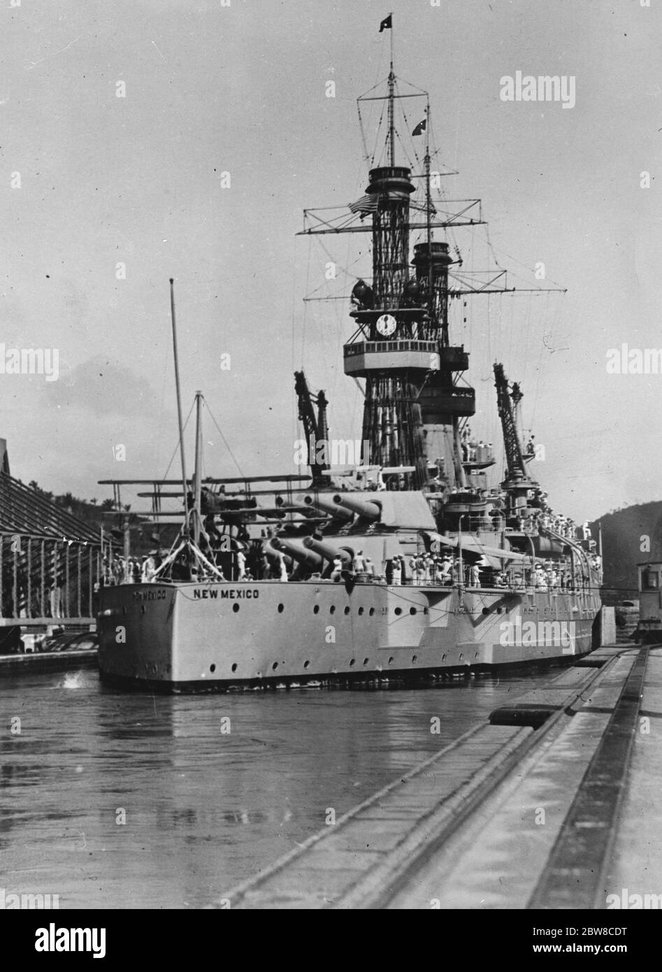 USS New Mexico passando attraverso il canale di Panama . 1927 Foto Stock