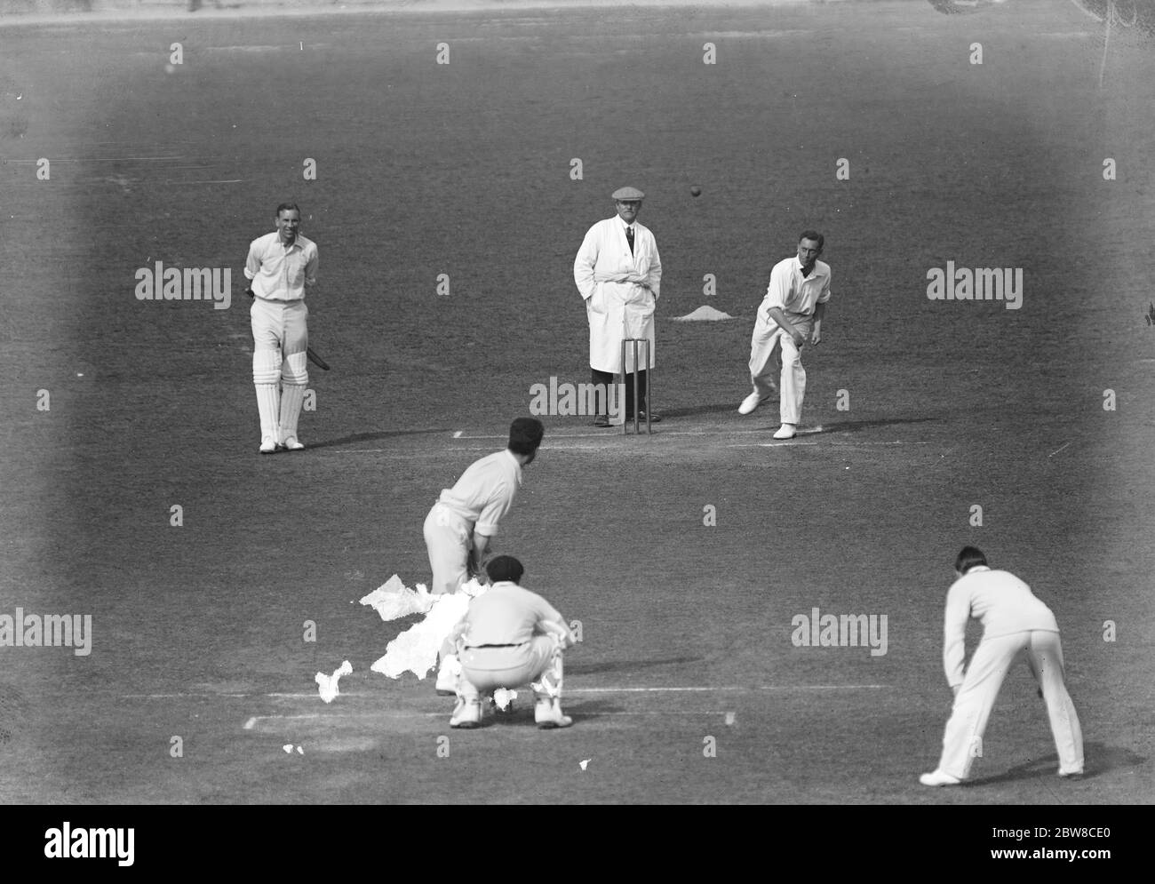 I bowlers neozelandesi in azione . R C Blunt , il New Zealander , bowling contro la squadra della contea di Essex a Leyton . 18 maggio 1927 Foto Stock