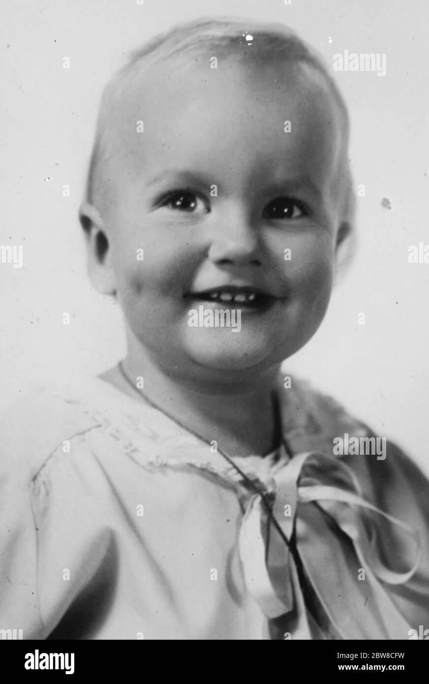 Un anno di royalty ha assegnato il primo premio nel concorso per bambini . La principessa Margaretha d' Austria , unica figlia dell' arciduca Joseph Franz e sua moglie , la principessa Anna di Sassonia , hanno assegnato il 1° premio ad un concorso per bambini . 19 gennaio 1927 Foto Stock