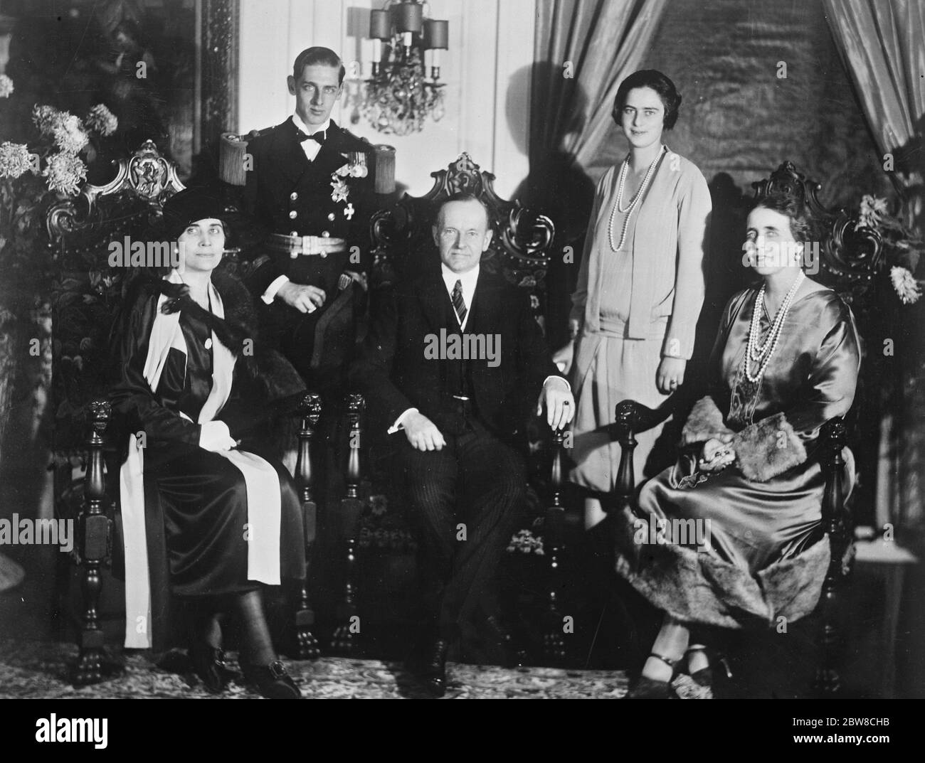 Regina Maria di Romania , Principessa Ileana , Principe Nicola , con il Presidente e la signora Coolidge fotografati alla legazione rumena di Washington . 30 ottobre 1926 Foto Stock