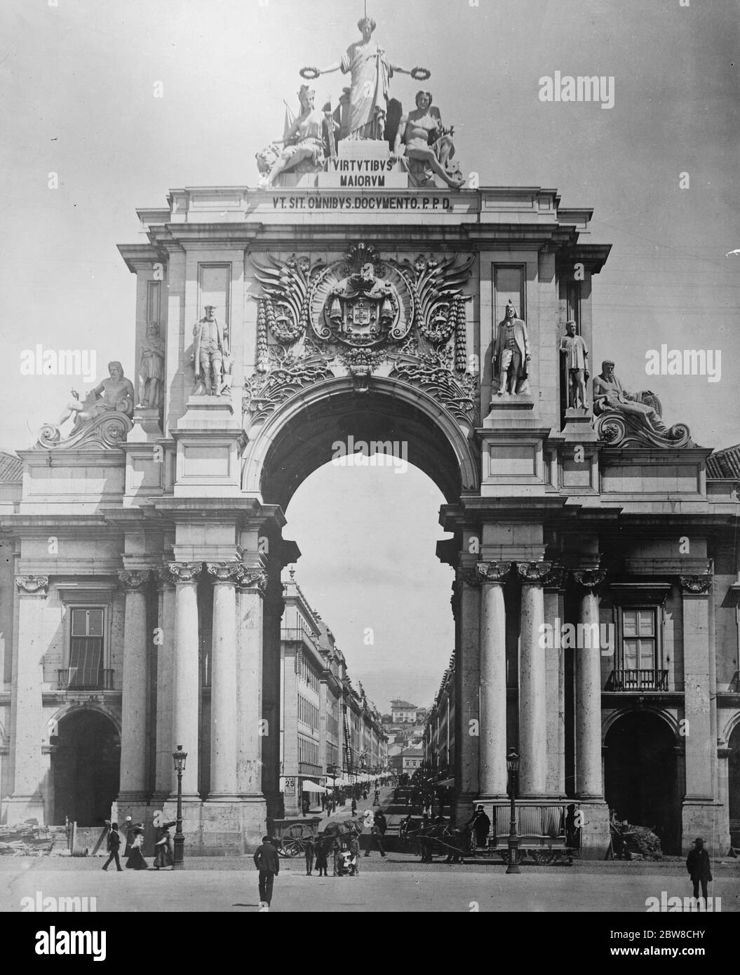 Lisbona l'Arco trionfante della Praca do Commercio , in mostra Rua Augusta . 8 aprile 1927 Foto Stock