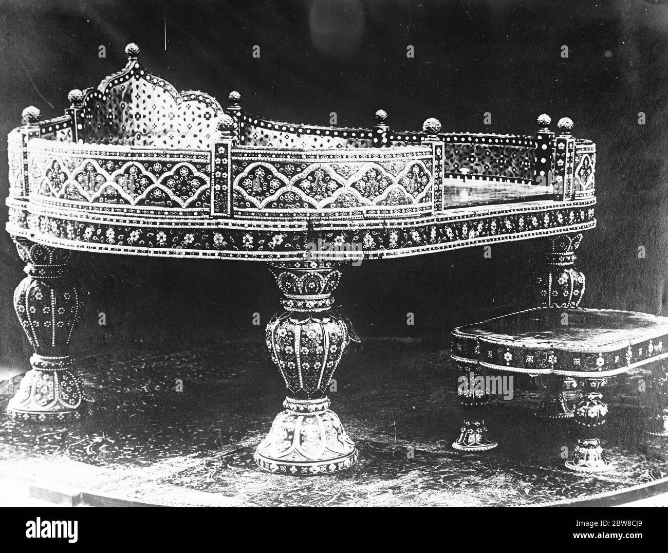 Il tesoro turco imperiale di Stambul si aprì al pubblico per la prima volta . Il Trono di Shah Ismail di Persia . 16 febbraio 1927 Foto Stock