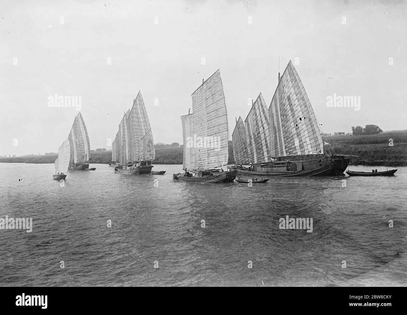 Un recente quadro della Cina che mostra un gruppo di giunche che si fanno strada sul fiume Yangtze . 2 agosto 1927 Foto Stock
