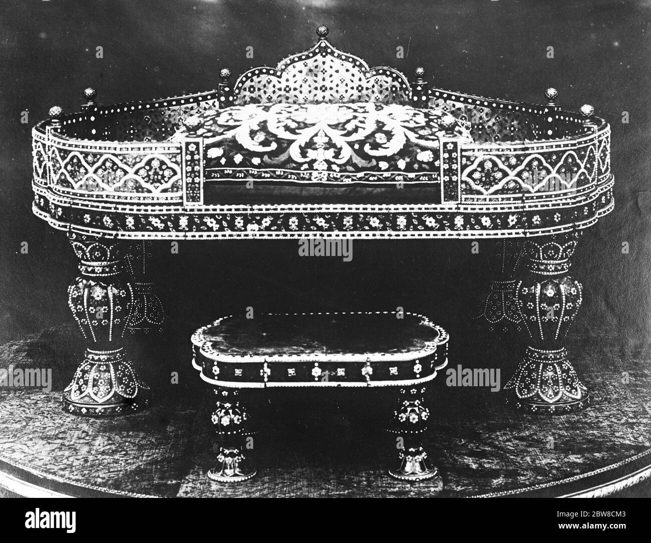 Il tesoro turco imperiale di Stambul si aprì al pubblico per la prima volta . Il Trono di Shah Ismail di Persia . 16 febbraio 1927 Foto Stock