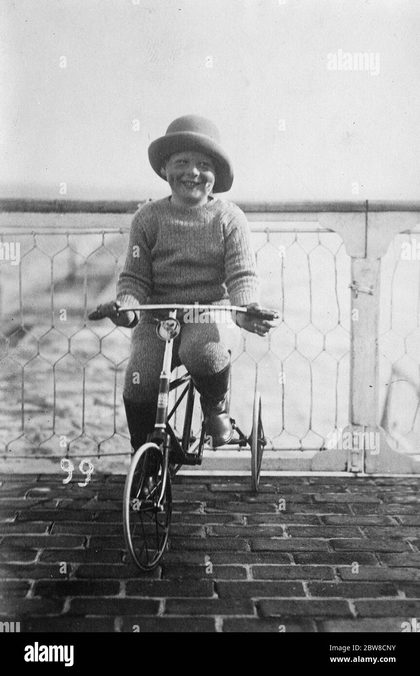 Non preoccupato per le cure dello stato . Il principe Michele di Romania , erede apparente , fotografato la scorsa settimana sulla terrazza del villaggio costanza della defunta regina Carmen Sylva , che si affaccia sul Mar Nero . 20 luglio 1927 Foto Stock