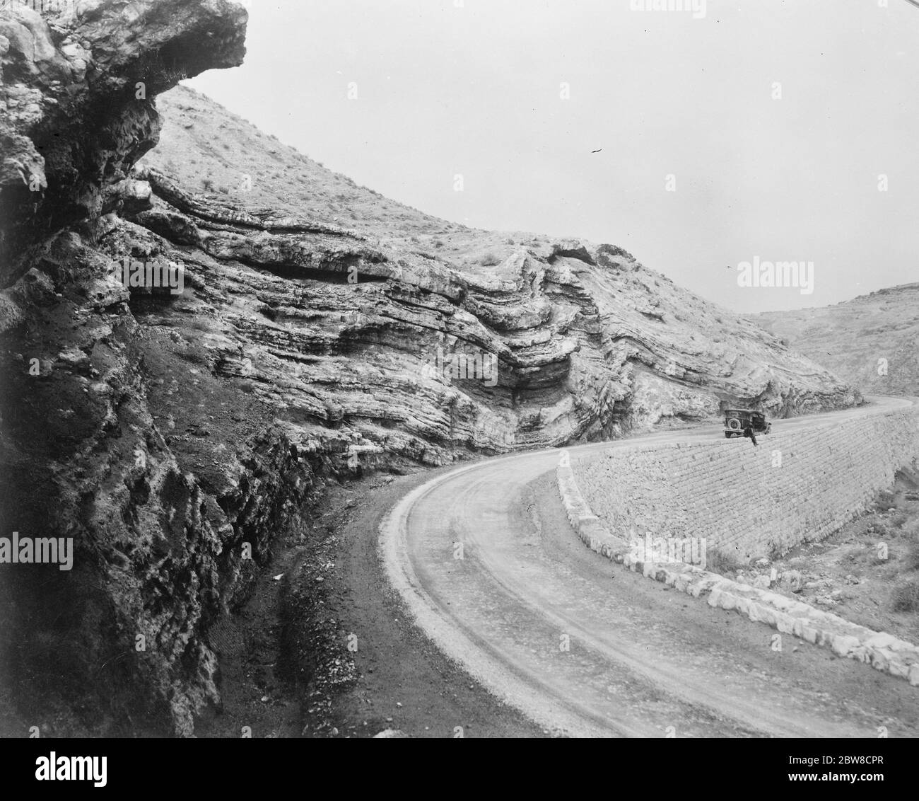 Aprire la Palestina agli automobilisti . La splendida strada vecchia di Jericho , che mostra una curiosa formazione rocciosa . 6 maggio 1927 Foto Stock