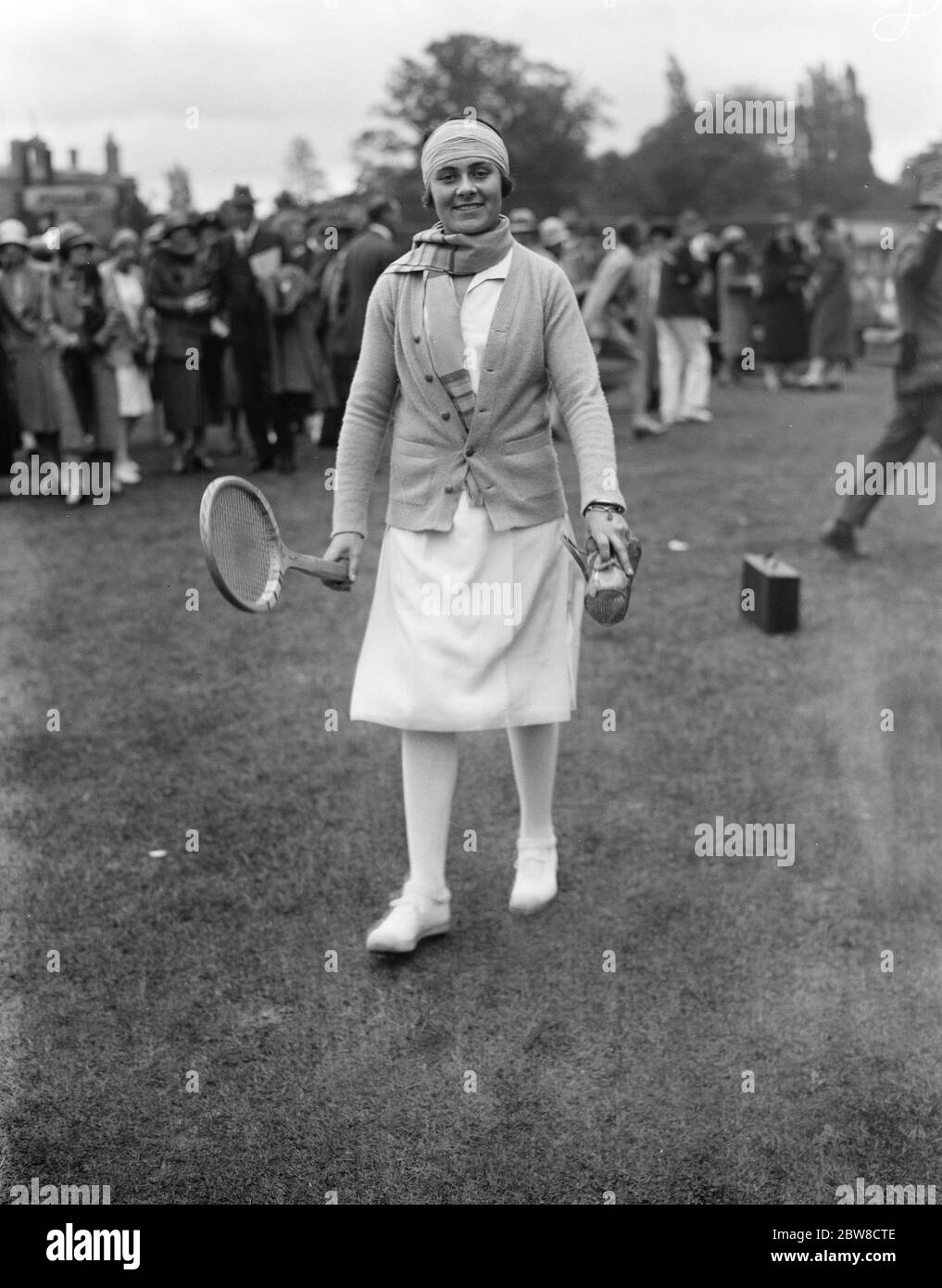 Campionati di tennis sul prato Kent a Beckenham . Senorita d' Alvarez camminando verso i campi. 8 giugno 1926 Foto Stock