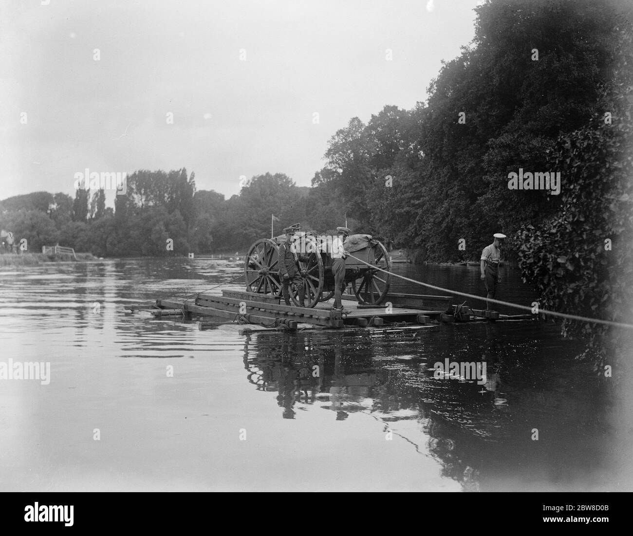 Operazioni militari con il comando Aldershot . L'invasione dell'Hampshire . Le zattere ritardate arrivano in tempo per prendere i carri foraggeri attraverso . Si vede che è trasportato . 29 agosto 1924 Foto Stock