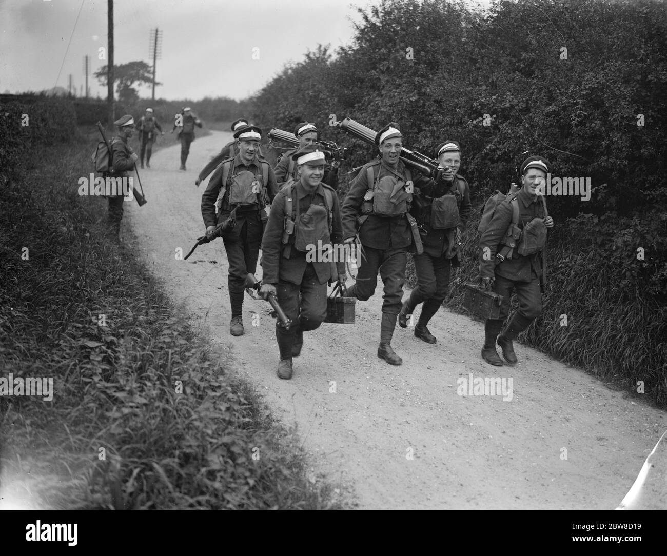 L'inizio delle manovre . Sezione della seconda Brigata di fanteria che si muove verso l'alto al doppio vicino Oxford . 5 settembre 1927 Foto Stock