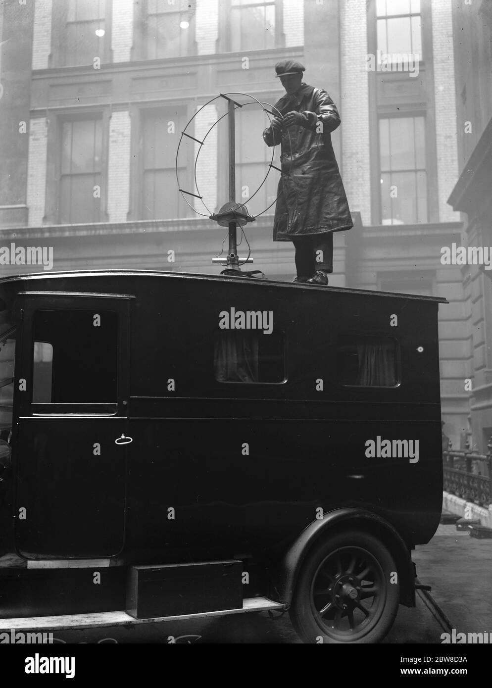 CPO Wireless van per il rilevamento dell'oscillazione . L'antenna direzionale sul tetto del furgone . 17 gennaio 1927 Foto Stock