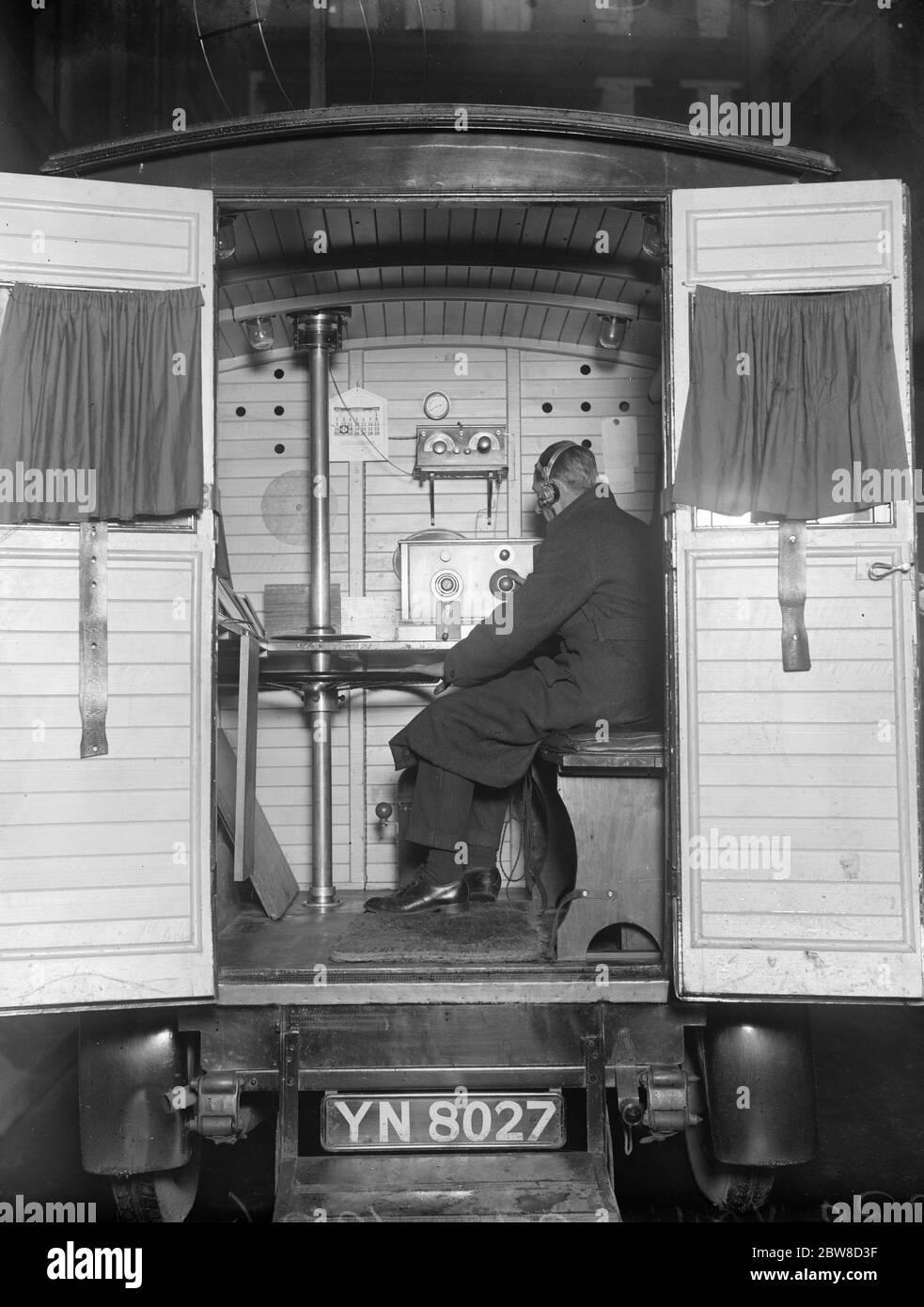 CPO Wireless van per il rilevamento dell'oscillazione . L'operatore si sintonizza in . 17 gennaio 1927 Foto Stock