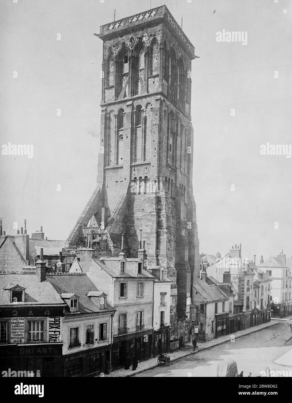 Famoso punto di riferimento del XII secolo che è crollato, bloccando due strade e facendo grandi danni . La torre di Carlomagno , a Tours . 27 marzo 1928 Foto Stock