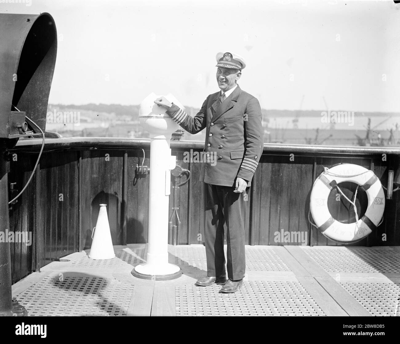 Il capitano del personale Beebe (delle linee degli Stati Uniti). Fotografato sul ponte del Leviathan alla vigilia di essere trasferito al presidente Roosevelt per prendere il comando di quel liner . 27 giugno 1928 Foto Stock
