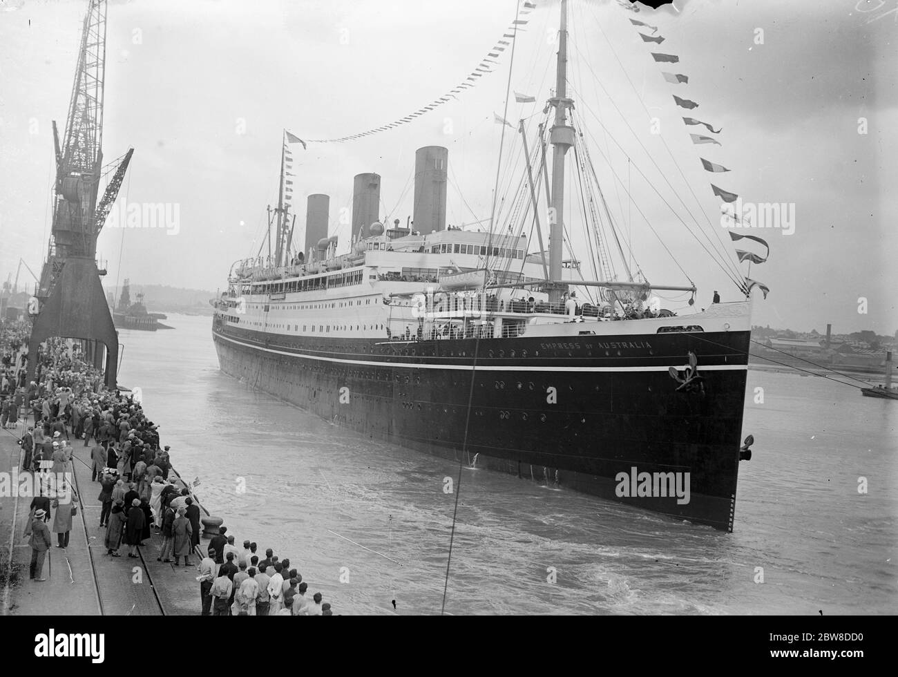 Il Principe di Galles e il Principe Giorgio con il Signor e la signora Baldwin partono per il Canada. L'' Imperatrice SS D' Australia' in partenza da Southampton. 23 luglio 1927 Foto Stock